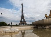 В Париже снова открыли Эйфелеву башню 