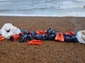 На пляжах Великобритании нашли мешки с тонной наркотиков: подробности и фото