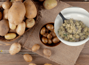 Смажена картопля з вершками, печерицями та вином