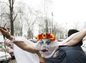 "Фемен" спилили 3 креста на арт-фестивале в Нидерландах