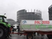 Зрелищный протест во Франции: около 1500 тракторов блокируют подъезд к Европарламенту (фото, видео)