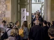 Жители Каталонии начали выстраиваться в очереди у участков для голосования