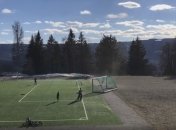 Мини-торнадо в Норвегии чуть не унесло ребенка вместе с футбольными воротами (Видео)