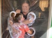 Лайфхак: як обіймати рідних без загрози зараження Covid-19 (Фото)