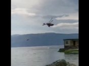 Вертолет спасателей упал в озеро: трагедия в Китае попала на видео