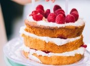 Воистину роскошный десерт, достойный королев: Лиза Глинская рассказала, как приготовить малиновый медовик