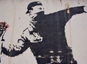 Анонимность во вред: Бэнкси лишился прав на граффити "Метатель цветов"