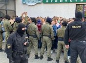 Автозаки переполнены: силовики массово задерживают участниц женского марша в Минске (Видео)