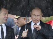 Промокший Путин и венок: кадры напомнили конфуз Януковича