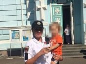 В Одессе 2-летний мальчик гулял на кладбище в одиночку, бабушку нашли пьяной 