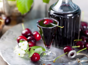 Как приготовить вишневую наливку за неделю