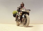 Смелая девушка отправилась в путешествие на мотоцикле (Фото)