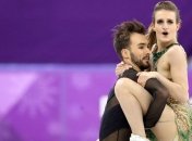 Французская фигуристка "засветила" грудь на Олимпиаде (Видео)