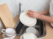 Чи можна відмити посуд в холодній воді та як це зробити без мийного засобу