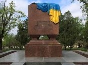 В Харькове неизвестные сняли табличку с монумента "Вечный огонь"