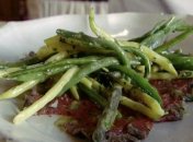 Карпаччо из говядины с фасолевым салатом