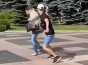 "Попсували піджачок Brioni": депутата від ОПЗЖ облили сечею в центрі Харкова (відео)