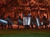 Протесты в Беларуси: в одном из районов Минска строят баррикады (Видео)