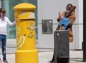 Испанцы вышли на улицы после семи недель карантина