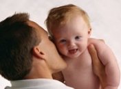 Рада обязала отцов забирать детей из роддома