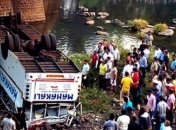 Автобус упал в овраг в Индии: более 20 погибших