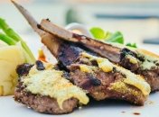 Рецепт дня: отбивные из баранины с чесночным соусом