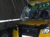 Под Киевом маршрутка с пассажирами влетела в грузовик, есть погибший 