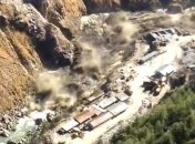 Беспощадная стихия сносила все на своем пути: в сеть попало видео как в Индии сошел с гор ледник