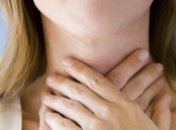 Какова причина першения в горле?