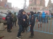 В России оппозиция устроила одиночные пикеты: троих задержали
