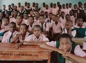 В школах Нигерии разрешили платить за учебу бутылками