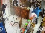 Били битами и стреляли: выяснилась причина зверского нападения на мужчину в магазине на Харьковщине (фото)