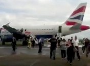 В аэропорту "Хитроу" совершил посадку самолет с дымящимся двигателем