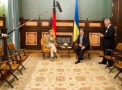 Меркель: ФРГ осуждает захват Крыма и не признает аннексию полуострова