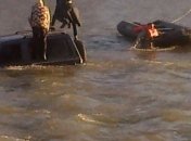 В Ужгороде посреди реки застрял внедорожник 