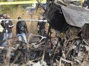 На месте катастрофы Ан-26 родственники погибших устроили мемориал и приносят цветы: трогательные фото