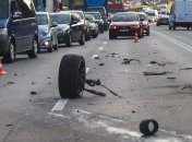 В Киеве отпавшее колесо стало причиной тройного ДТП