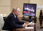 Путин за компьютером