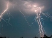 Завтра Україну накриють грози і дощі, на Заході похолодає