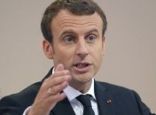 Макрон подал жалобу на фотографа, который преследовал его во время отпуска