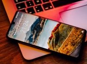 Телефон краще не класти на ноутбук