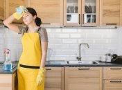 Липкий жирный налет скапливается на разных поверхностях кухни