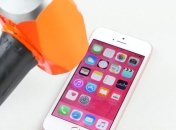 Видео дня: новенький iPhone SE испытали на прочность ножом и молотком