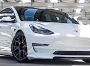 Tesla під управлінням автопілота врізалася в перевернуту вантажівку (Відео)