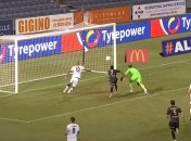 Когда мяч не хочет в ворота: удивительный момент из Австралии (видео)