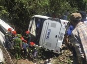 ДТП во Вьетнаме: автобус улетел с дороги и перевернулся, много погибших (Фото)