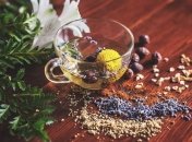 Ромашка, зверобой и другие травы, которые стоит добавить в чай