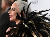 В платье-смокинге Ralph Lauren и перьях: Леди Гага заворожила необычным образом