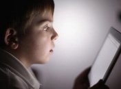 Британские дети читают книги на планшете