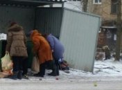 "Путин нас до этого довел": учительница русского собирает еду с мусорных баков из-за маленькой пенсии (видео)